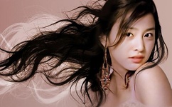 狗狗趴在我身上打扑克